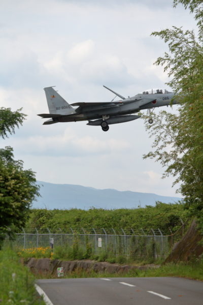 新田原基地に着陸寸前のF15イーグル戦闘機