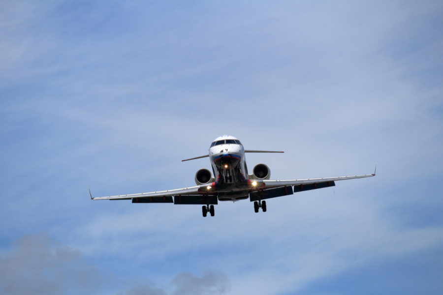 宮崎空港に着陸するIBEX機