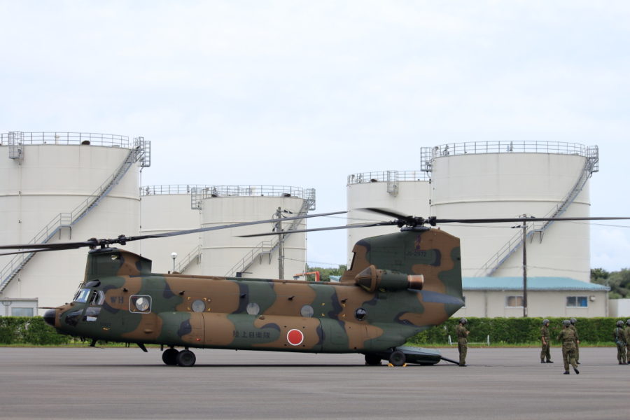 宮崎港に着陸した陸上自衛隊チヌーク