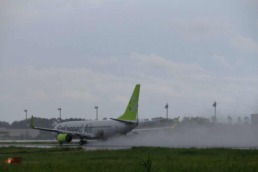 水煙を舞い上げながら宮崎空港を離陸するソラシドエアー機