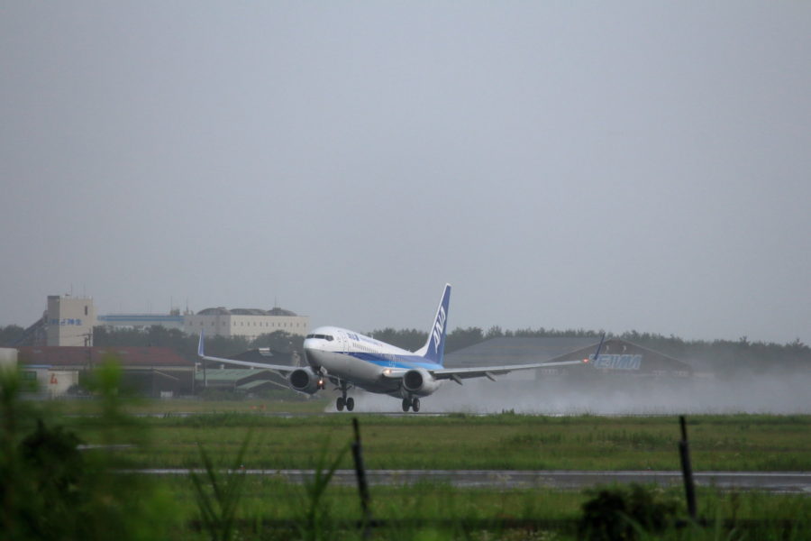 水煙を上げて離陸するANA機