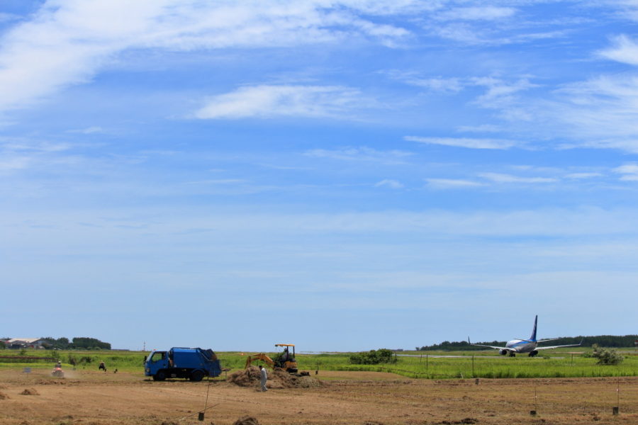 宮崎空港管理地を整備する人と飛行機