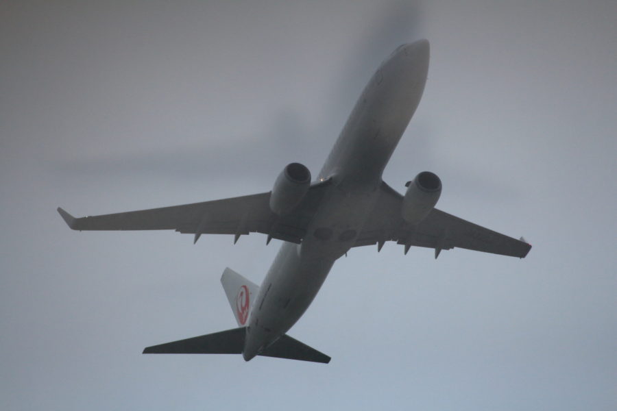 宮崎空港離陸時に怪しい影をまとうJAL機
