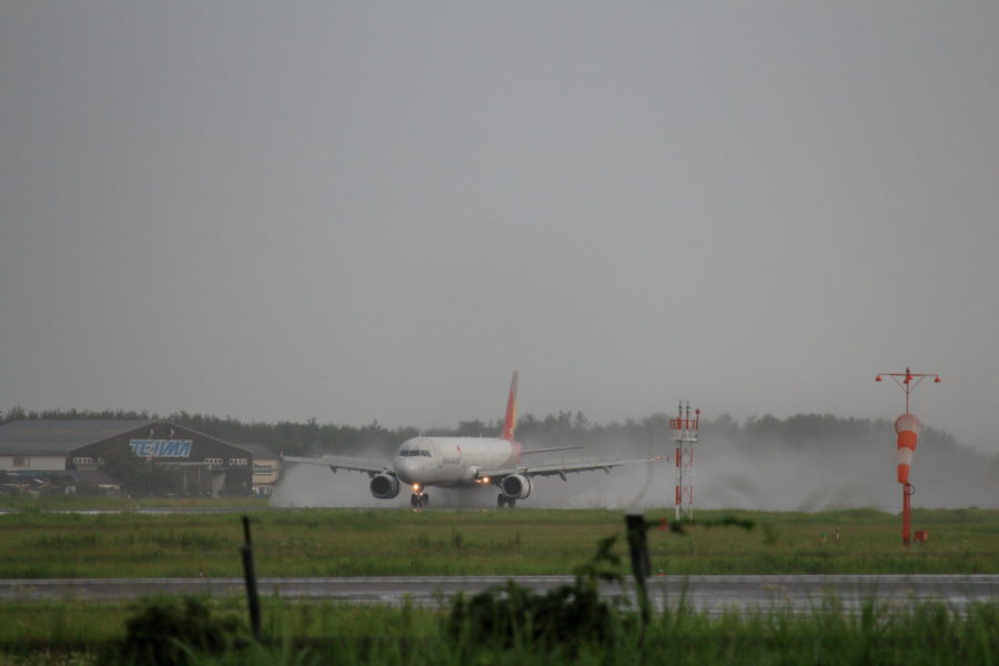 宮崎空港着陸時水煙を上げるアシアナA320機