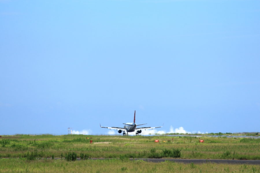 宮崎空港の東に打ち付けるすごい波頭