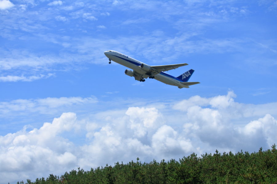宮崎空港を東に向けて離陸するB767ANA機