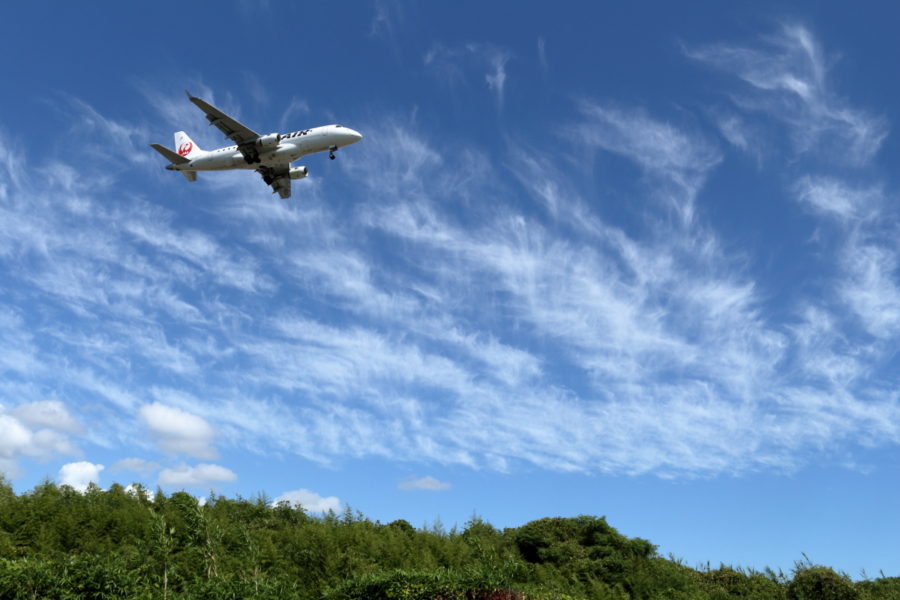 気持ちいい空のもと宮崎空港に向かうJAL飛行機
