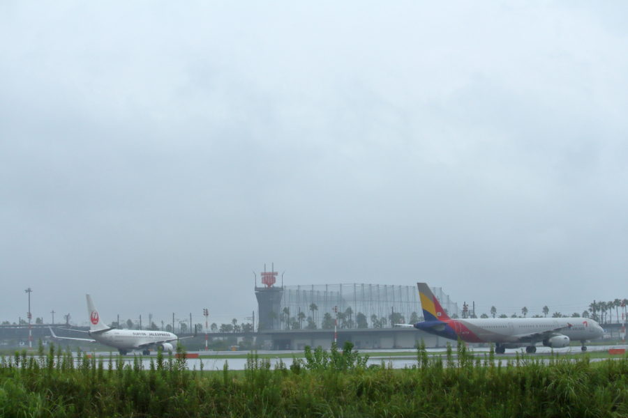宮崎空港に到着した飛行機は雷の影響で誘導路に待機していた。