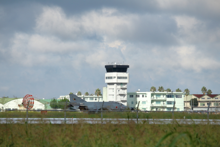 新田原基地最後のデモフライトを行い4機すべて無事に着陸した。F-4EJ改ファントム