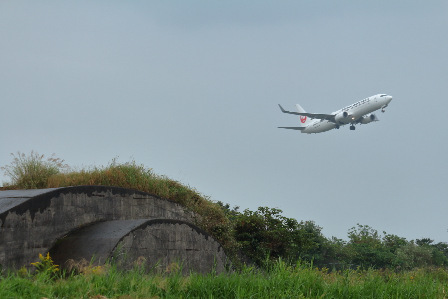 宮崎空港そばにある掩体壕とツルマル飛行機