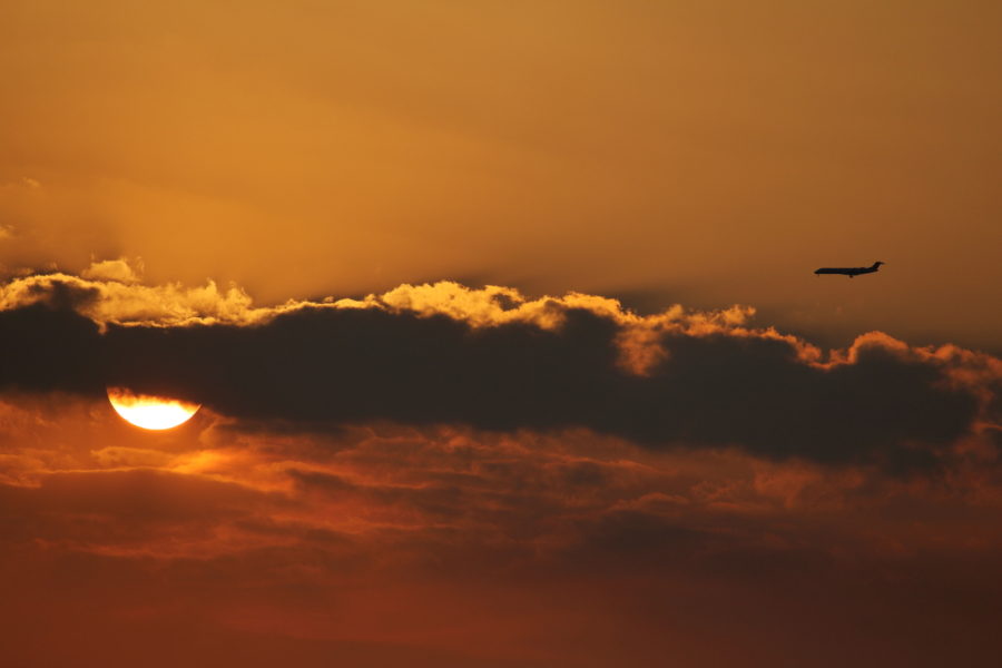 夕陽をうけて宮崎空港ランウェイ09に向かうIBEX機