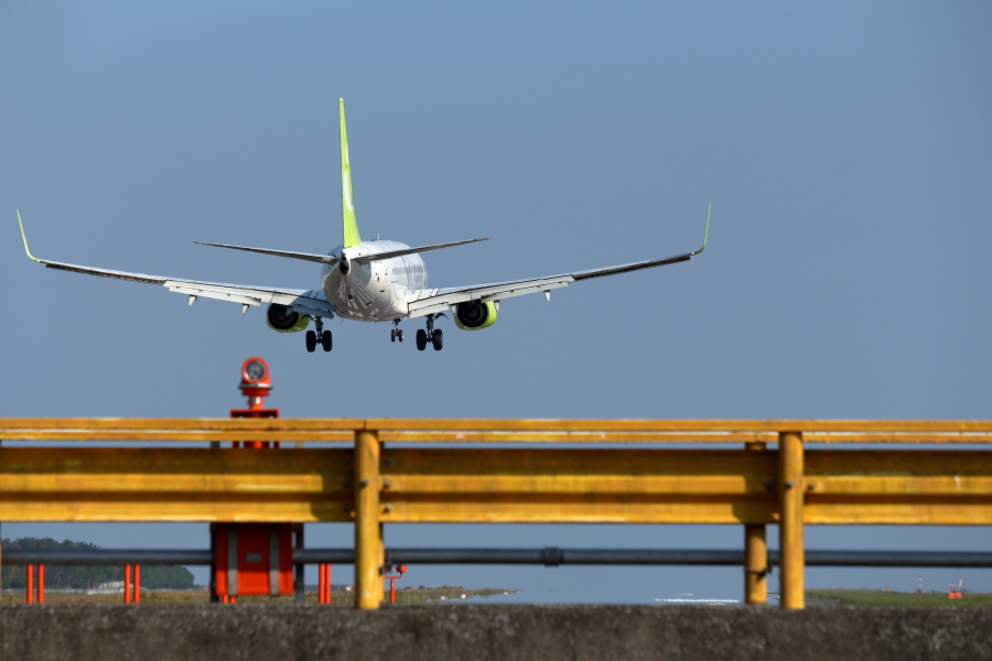 宮崎空港ランウェイ09に着陸するソラシドエア飛行機