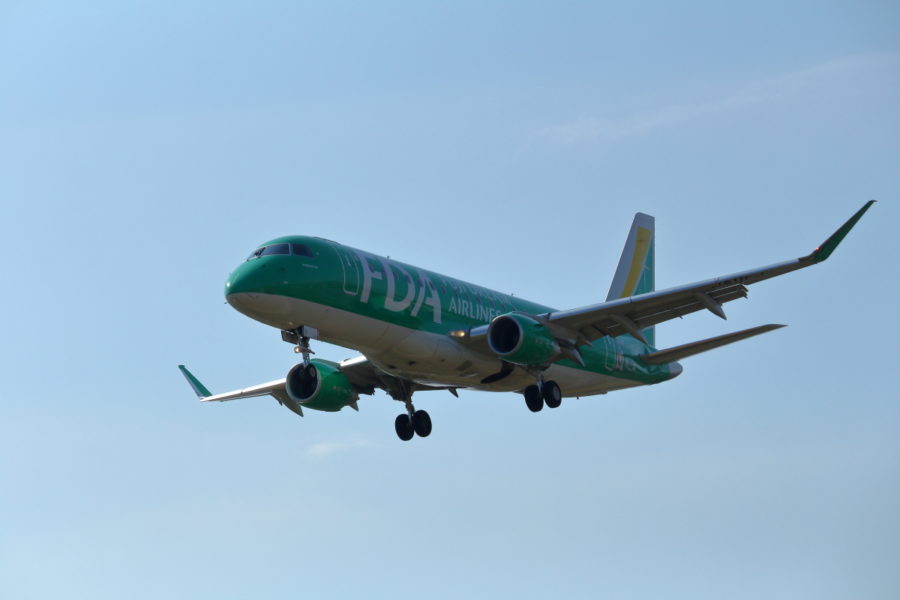 宮崎空港にアプローチするフジドリームエアラインの飛行機