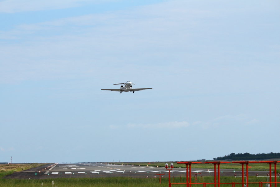 宮崎空港施設を調べる航空局の点検機
