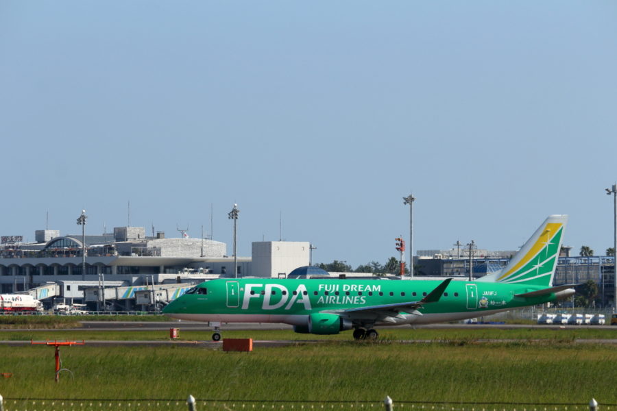 花巻空港に向けて離陸準備するフジドリームエアライン機