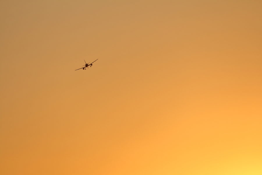 夕焼け空のなか宮崎空港に向かう飛行機