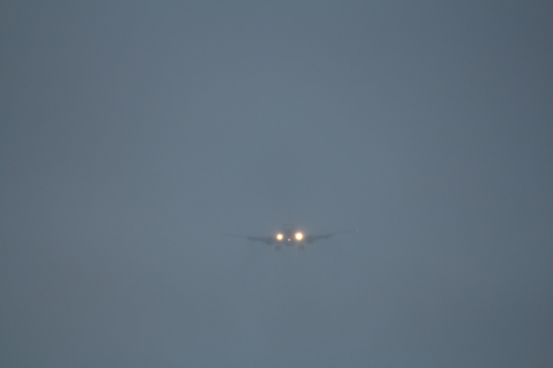 天候不良の宮崎空港にやって来たソラシドエア飛行機