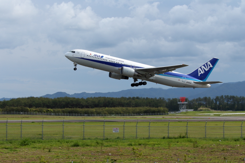宮崎空港を離陸したB767飛行機