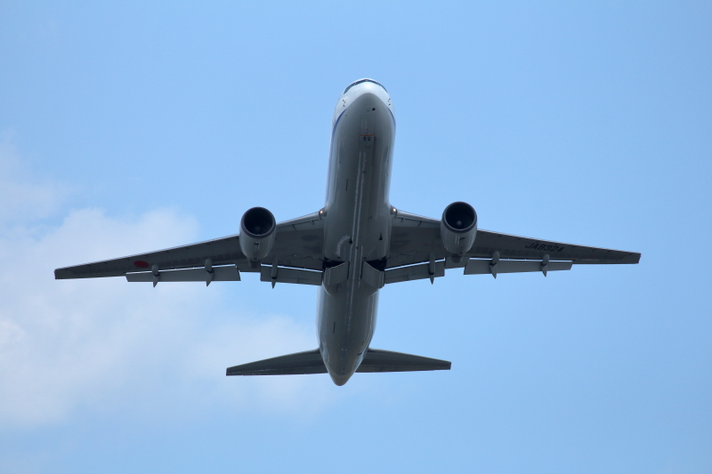 着陸復興中のB767飛行機