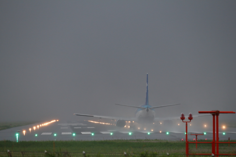 闇雲に突入の飛行機ANA