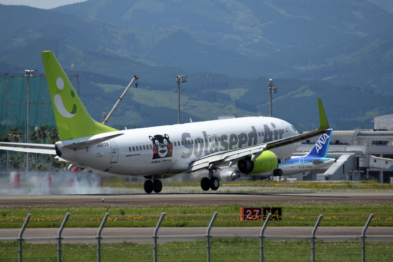 宮崎空港にタッチダウンしようなソラシドエア飛行機