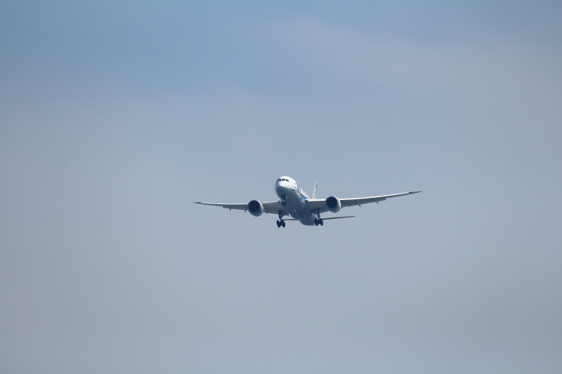 清武市街地上空を飛行するB787飛行機