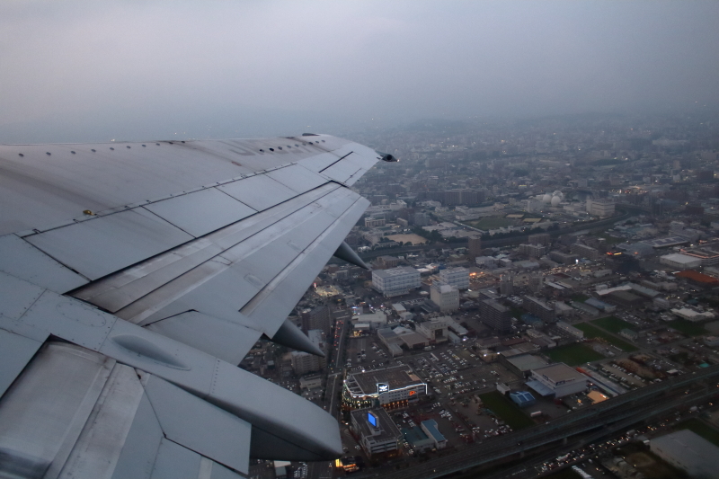 福岡空港を離陸直後の福岡市街地