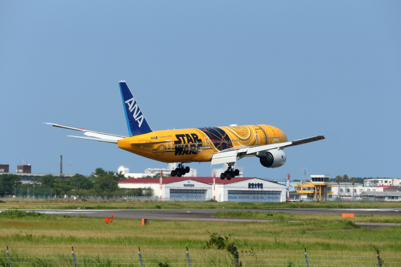 宮崎空港にやって来たANAのC-3POジェット機