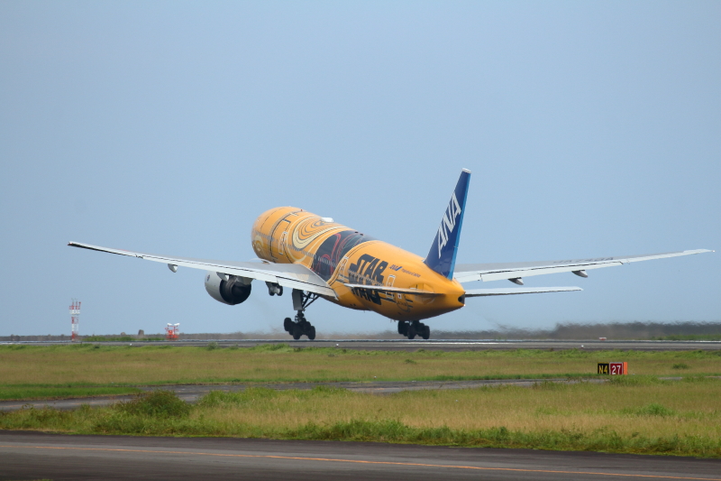 B777に塗装されたスターウォーズ特別機