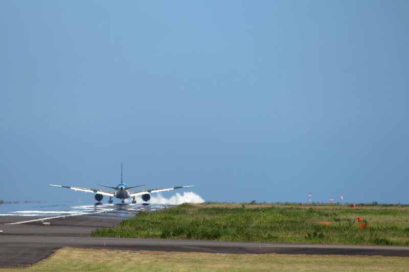 宮崎にやって来たB787を歓迎するような白波