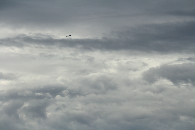 パッとしない宮崎空港の空。台風の影響だろうかどんよりの空が続く