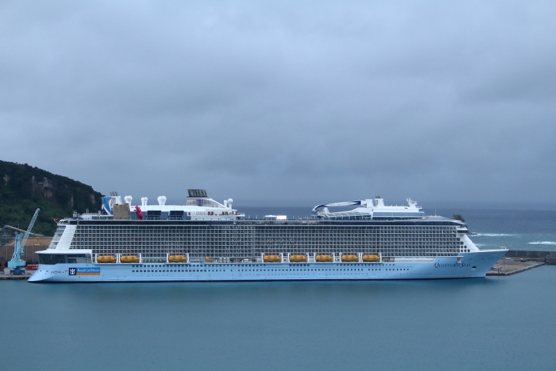 油津港に停泊しているクルーズ船クァンタム・オブ・ザ・シーズ