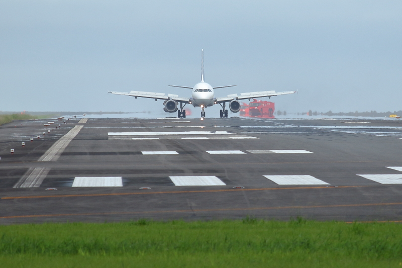 宮崎空港にエマージェンシーで緊急着陸した飛行機写真