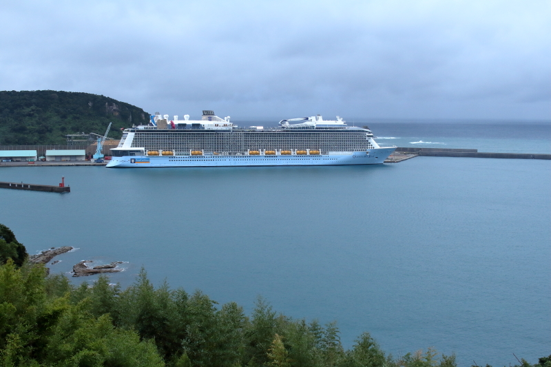日南市油津港に停泊中の豪華客船クワンタムオブザシー