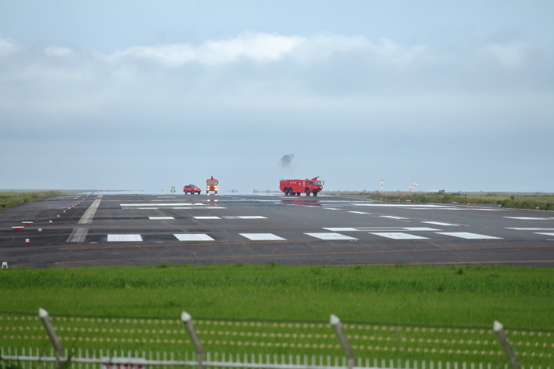宮崎空港に緊急着陸したエアバス機の後をついていく宮崎空港事務所の消防車両の写真