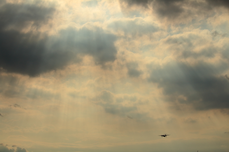 宮崎空港西に光芒が出現、飛行機を絡めた写真