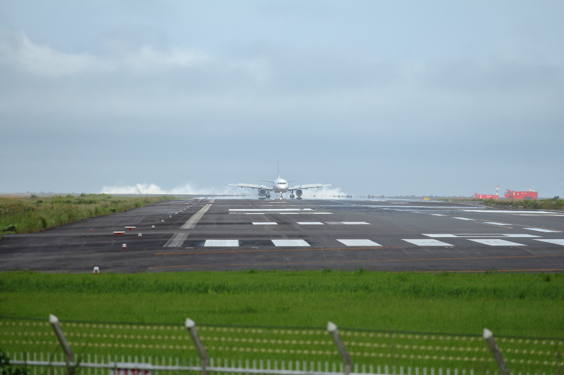 宮崎空港に緊急着陸したエアバスA320飛行機写真