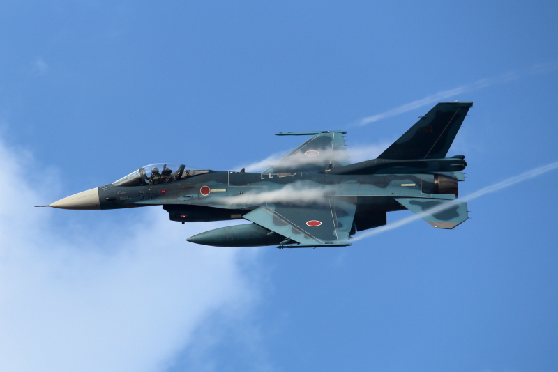 新田原基地エアフェスタ前に訓練するF-2戦闘飛行機写真