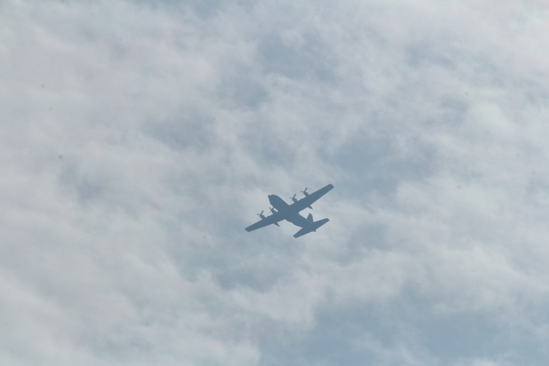 新田原基地上空を旋回していくC-130輸送機