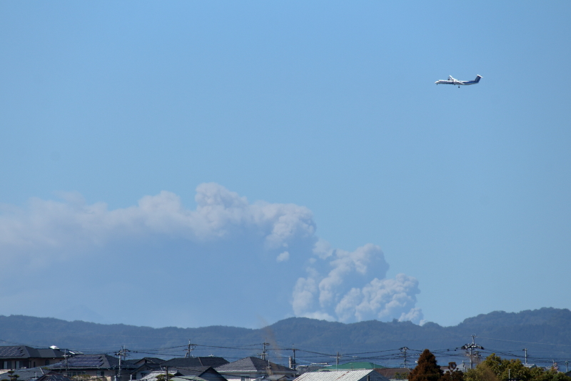 新燃岳と宮崎空港に着陸予定のボンバルディア飛行機