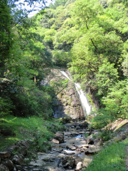 川南町にある篠原みょうと滝を見に行く。