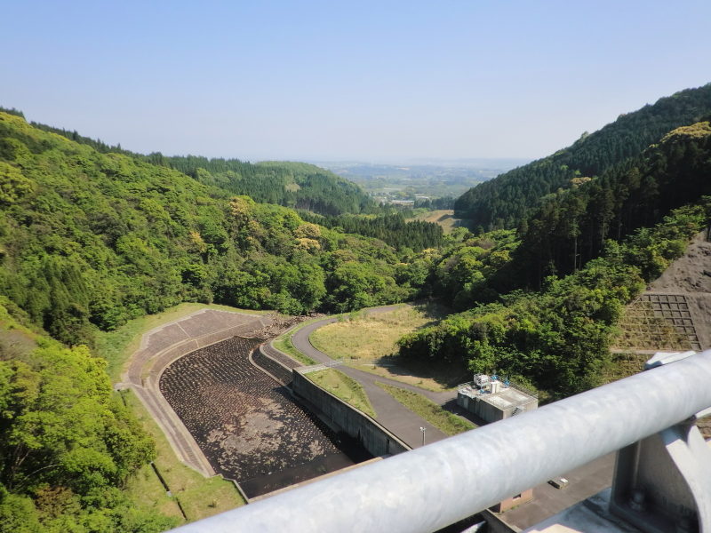 川南町にある切原ダムは国道10号線から遠くに見えて簡単に行けそうな場所だ。