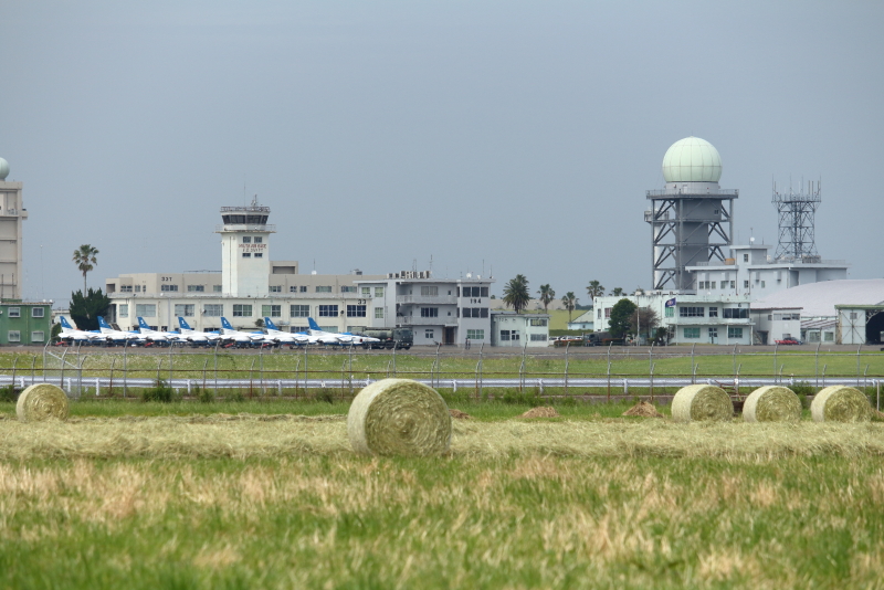 新田原基地に整列しているブルーインパルス機