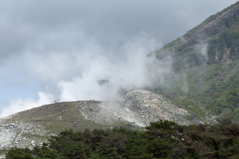 噴煙は多いが穏やかに見える硫黄山