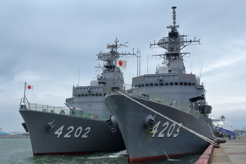 宮崎港に停泊中の訓練支援艦てんりゅうとくろべ