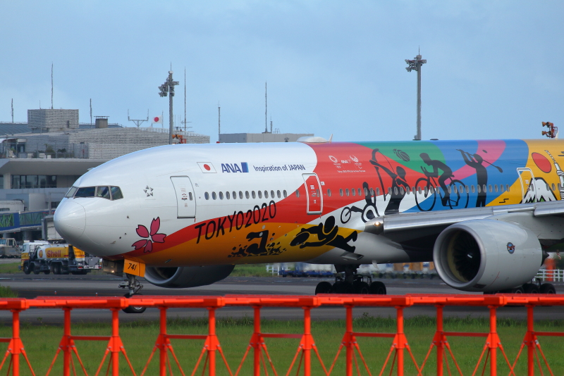 宮崎空港にまたやって来たANA東京2020特別塗装飛行機がやって来た。