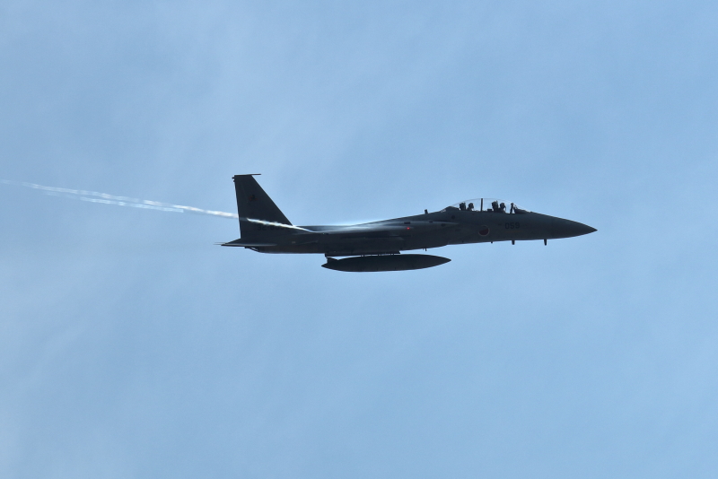 新田原基地近くにある町民会館駐車場からｆ－15戦闘機を撮る