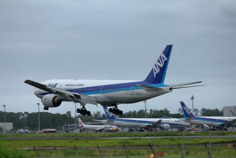 宮崎空港にトリプルセブンが3機も揃った