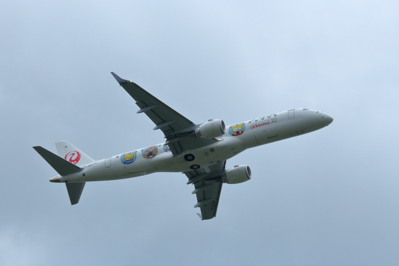 宮崎空港を離陸したJALしまじろうジェット飛行機