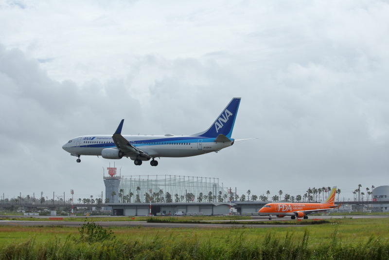着陸機を待つ富士ドリームエアライン、オレンジ色の飛行機